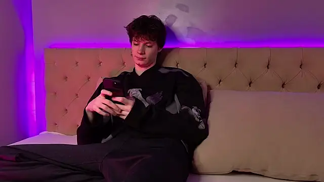 EdwardHogan online show from 04/15/26, 03:08