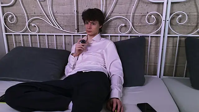 EdwardHogan online show from 04/17/26, 05:05