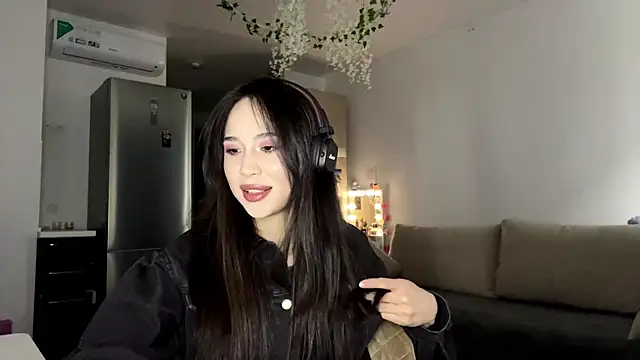 Snapshot of Elizabetswan chatting on 04/14/26, 11:49 Elizabetswan online show from 04/14/26, 11:49