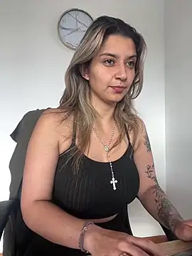 Snapshot of Isabella_varella- chatting on 04/07/26, 01:00 Isabella varella- online show from 04/07/26, 01:00