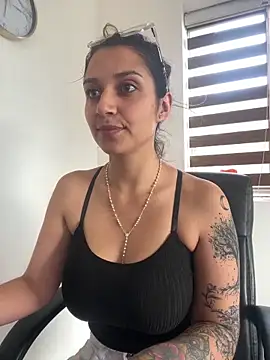Snapshot of Isabella_varella- chatting on 04/28/26, 01:16 Isabella varella- online show from 04/28/26, 01:16