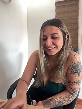 Snapshot of Isabella_varella- chatting on 05/06/26, 01:38 Isabella varella- online show from 05/06/26, 01:38