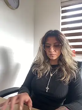 Snapshot of Isabella_varella- chatting on 05/11/26, 02:56 Isabella varella- online show from 05/11/26, 02:56