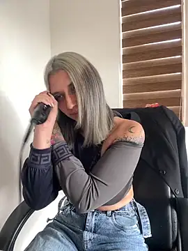 Snapshot of Isabella_varella- chatting on 05/14/26, 01:29 Isabella varella- online show from 05/14/26, 01:29