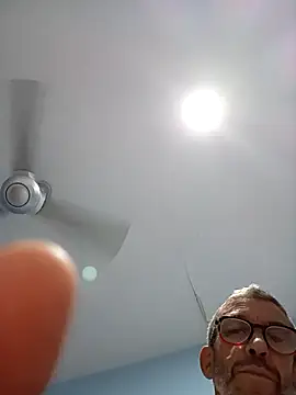 Snapshot of chris-sbh11 chatting on 04/03/26, 06:11 chris-sbh11 online show from 04/03/26, 06:11