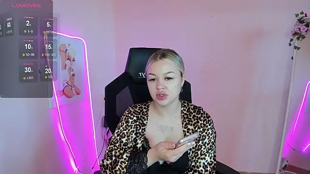 Snapshot of AmeliePeach chatting on 06/19/26, 01:43 AmeliePeach online show from 06/19/26, 01:43