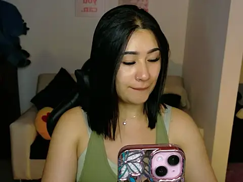 Snapshot of EvelynLeen_ chatting on 05/21/26, 07:10 EvelynLeen online show from 05/21/26, 07:10