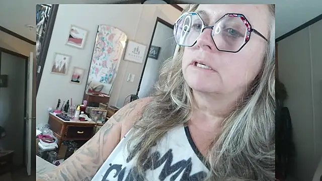 Snapshot of Blondejenn chatting on 04/23/26, 05:26 Blondejenn online show from 04/23/26, 05:26