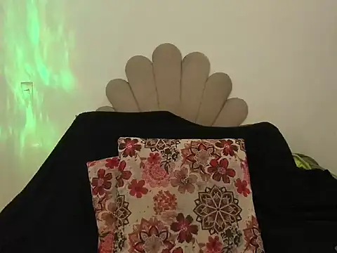 Snapshot of sinnei__ chatting on 04/28/26, 02:38 sinnei online show from 04/28/26, 02:38