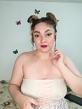 Snapshot of honey_hornie chatting on 04/17/26, 01:30 honey hornie online show from 04/17/26, 01:30