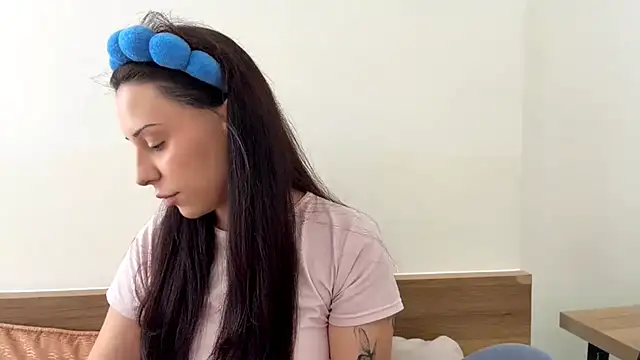 VinitaAskia online show from 04/23/26, 05:30