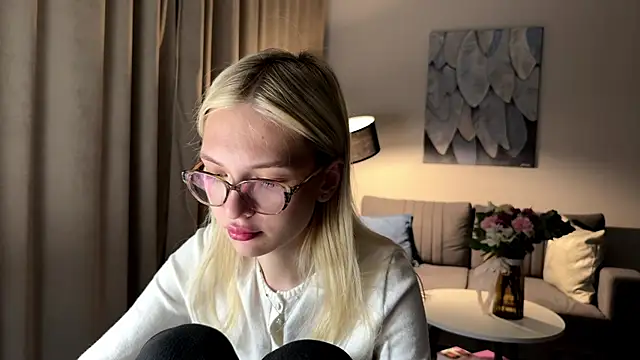 EvelineMolima online show from 04/28/26, 06:13