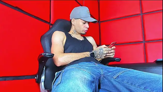 Snapshot of Daniel_huge22 chatting on 05/13/26, 01:52 Daniel huge22 online show from 05/13/26, 01:52