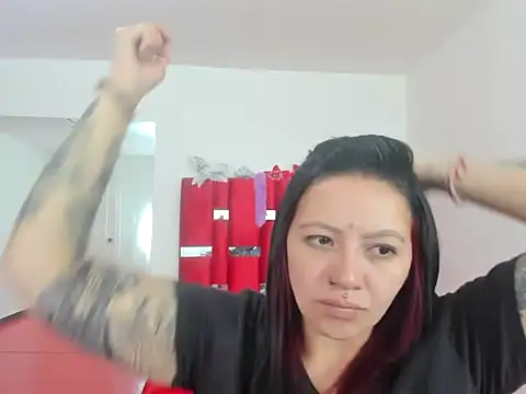 Snapshot of scarlett_red_1 chatting on 05/18/26, 04:35 scarlett red 1 online show from 05/18/26, 04:35