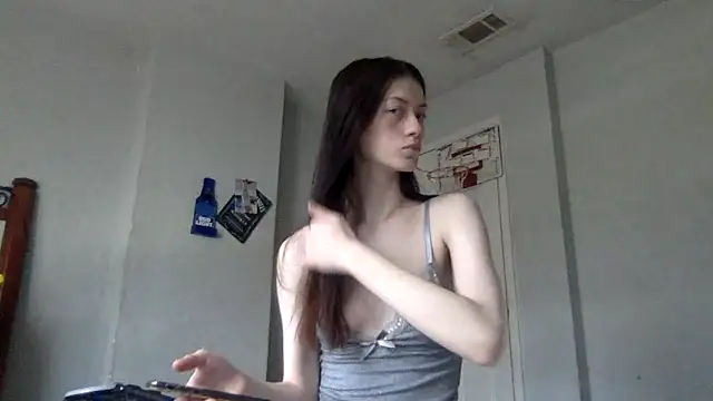 Snapshot of Munchkinbaby72318 chatting on 05/19/26, 06:58 Munchkinbaby72318 online show from 05/19/26, 06:58