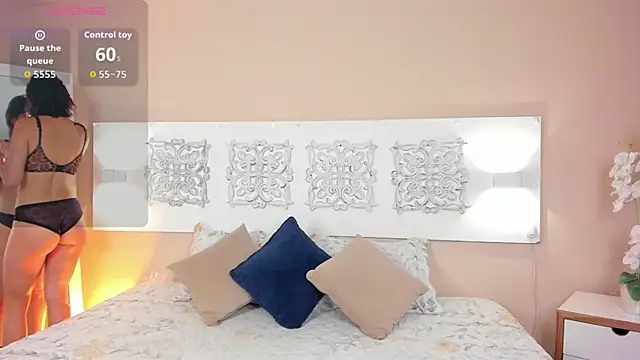 freyaa  1 online show from 04/13/26, 01:27