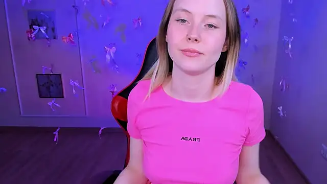 Snapshot of yourella chatting on 04/07/26, 11:15 yourella online show from 04/07/26, 11:15