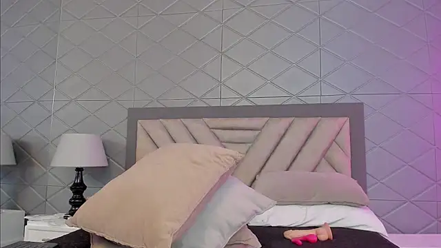 Snapshot of EvonnyMilk chatting on 04/14/26, 04:18 EvonnyMilk online show from 04/14/26, 04:18