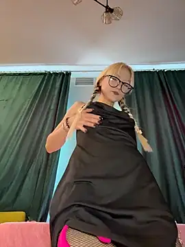 Snapshot of DriveThruKittens chatting on 04/09/26, 08:42 DriveThruKittens online show from 04/09/26, 08:42