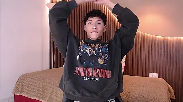 Velvet An online show from 04/11/26, 03:22