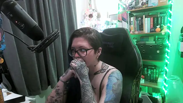 Snapshot of CaptivatedTate chatting on 04/09/26, 02:22 CaptivatedTate online show from 04/09/26, 02:22