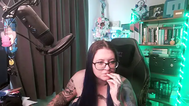 Snapshot of CaptivatedTate chatting on 04/13/26, 02:06 CaptivatedTate online show from 04/13/26, 02:06