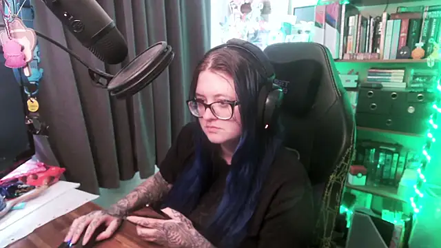 Snapshot of CaptivatedTate chatting on 04/14/26, 12:16 CaptivatedTate online show from 04/14/26, 12:16