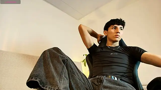 Snapshot of Valentino_Rey chatting on 04/17/26, 12:30 Valentino Rey online show from 04/17/26, 12:30