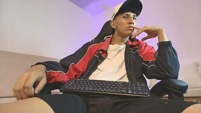 Snapshot of Valentino_Rey chatting on 04/29/26, 12:09 Valentino Rey online show from 04/29/26, 12:09