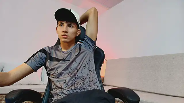 Snapshot of Valentino_Rey chatting on 05/05/26, 12:24 Valentino Rey online show from 05/05/26, 12:24