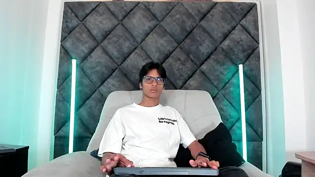 Snapshot of LiamKron chatting on 05/16/26, 10:36 LiamKron online show from 05/16/26, 10:36