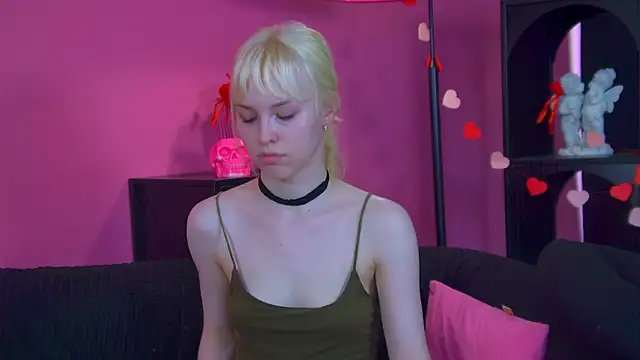Snapshot of HannahHollis chatting on 06/27/26, 12:44 HannahHollis online show from 06/27/26, 12:44