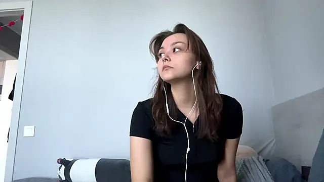 Thyeiysyla online show from 04/15/26, 10:11