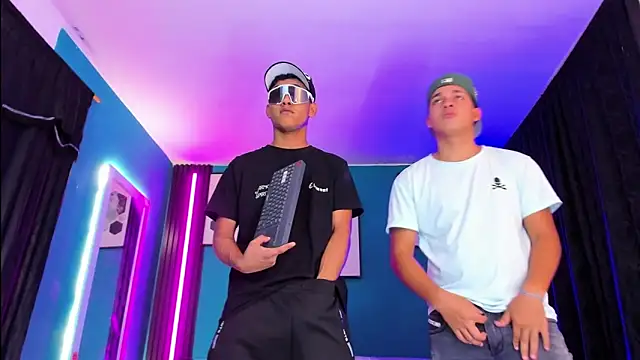  HotWildwolves online show from 04/09/26, 11:54