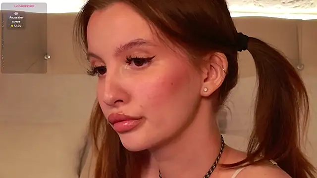 Snapshot of Molly__Quinn chatting on 04/14/26, 05:41 Molly Quinn online show from 04/14/26, 05:41