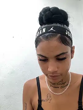 Snapshot of La_reynazendeya_ chatting on 06/16/26, 01:25 La reynazendeya online show from 06/16/26, 01:25