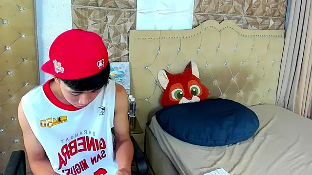 Snapshot of roberthugecock chatting on 05/16/26, 10:36 roberthugecock online show from 05/16/26, 10:36