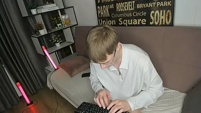Snapshot of TwinkWhite chatting on 05/17/26, 09:00 TwinkWhite online show from 05/17/26, 09:00