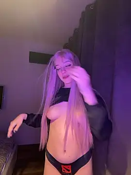 Snapshot of Yui_and_Raiden chatting on 04/11/26, 04:22 Yui and Raiden online show from 04/11/26, 04:22