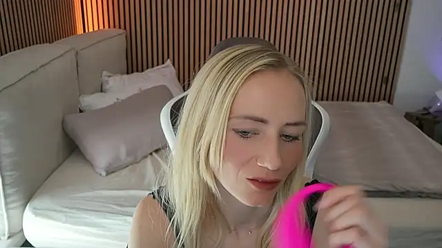 Snapshot of Ella_Mysterie chatting on 04/26/26, 08:45 Ella Mysterie online show from 04/26/26, 08:45