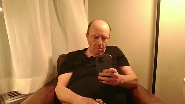 Snapshot of CallumBee chatting on 04/17/26, 04:37 CallumBee online show from 04/17/26, 04:37