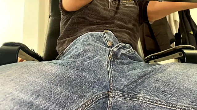 Snapshot of cumnerd00 chatting on 04/12/26, 11:37 cumnerd00 online show from 04/12/26, 11:37