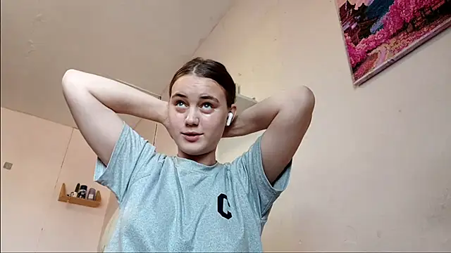 RoxanneStuard online show from 04/18/26, 09:02