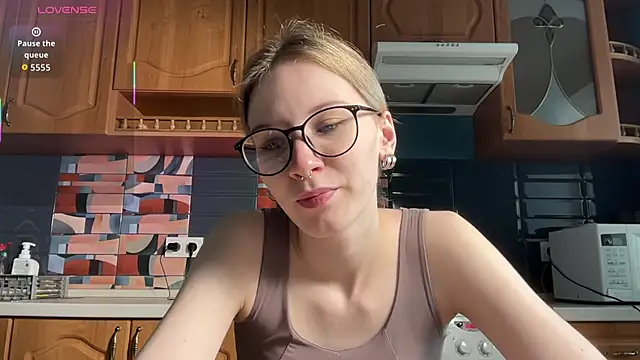 Snapshot of eileencrowday chatting on 04/20/26, 03:09 eileencrowday online show from 04/20/26, 03:09