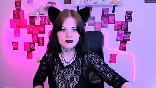 nikki kiss  online show from 05/25/26, 09:15