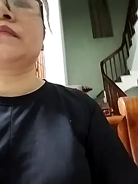 Snapshot of ALonmill chatting on 04/13/26, 12:21 ALonmill online show from 04/13/26, 12:21