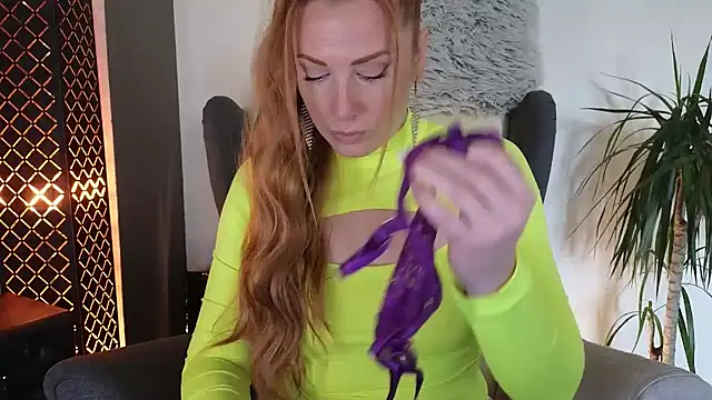 Snapshot of Sharon_Red chatting on 10/31/25, 11:33 Sharon Red online show from 10/31/25, 11:33