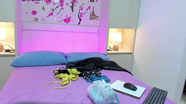 Snapshot of TaylorBloom chatting on 04/21/26, 11:38 TaylorBloom online show from 04/21/26, 11:38