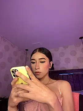 Snapshot of Alahia_pink_ chatting on 04/15/26, 04:19 Alahia pink online show from 04/15/26, 04:19