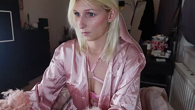 Snapshot of barbiplaymate chatting on 01/18/26, 05:39 barbiplaymate online show from 01/18/26, 05:39